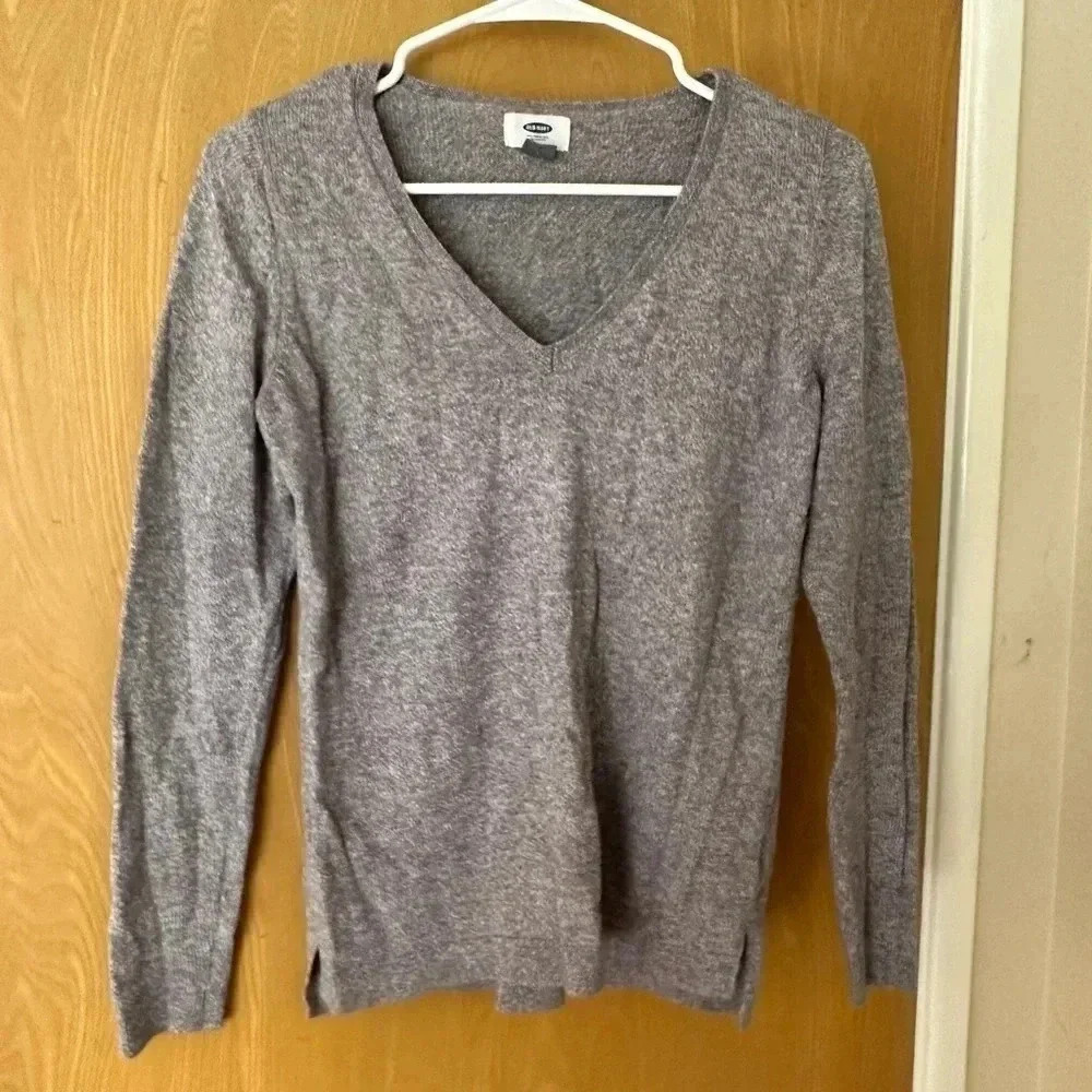 Old Navy gray/grey knit v neck long sleeve